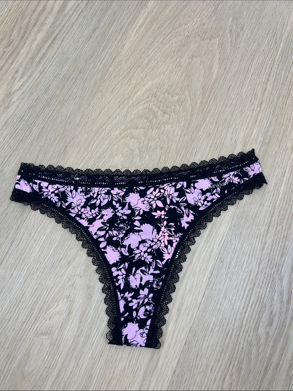 Calvin Klein Lace Trim Thong Panty M